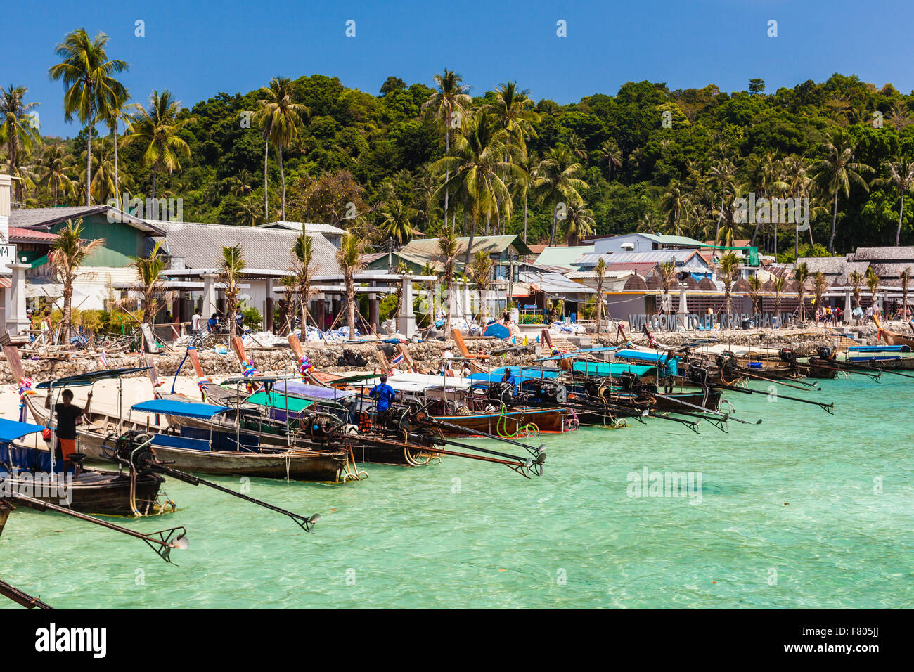 der wichtigste Pfeiler der thailändischen Tropeninsel namens Phi Phi, mit vielen bunten Longtail-Boote Stockfoto