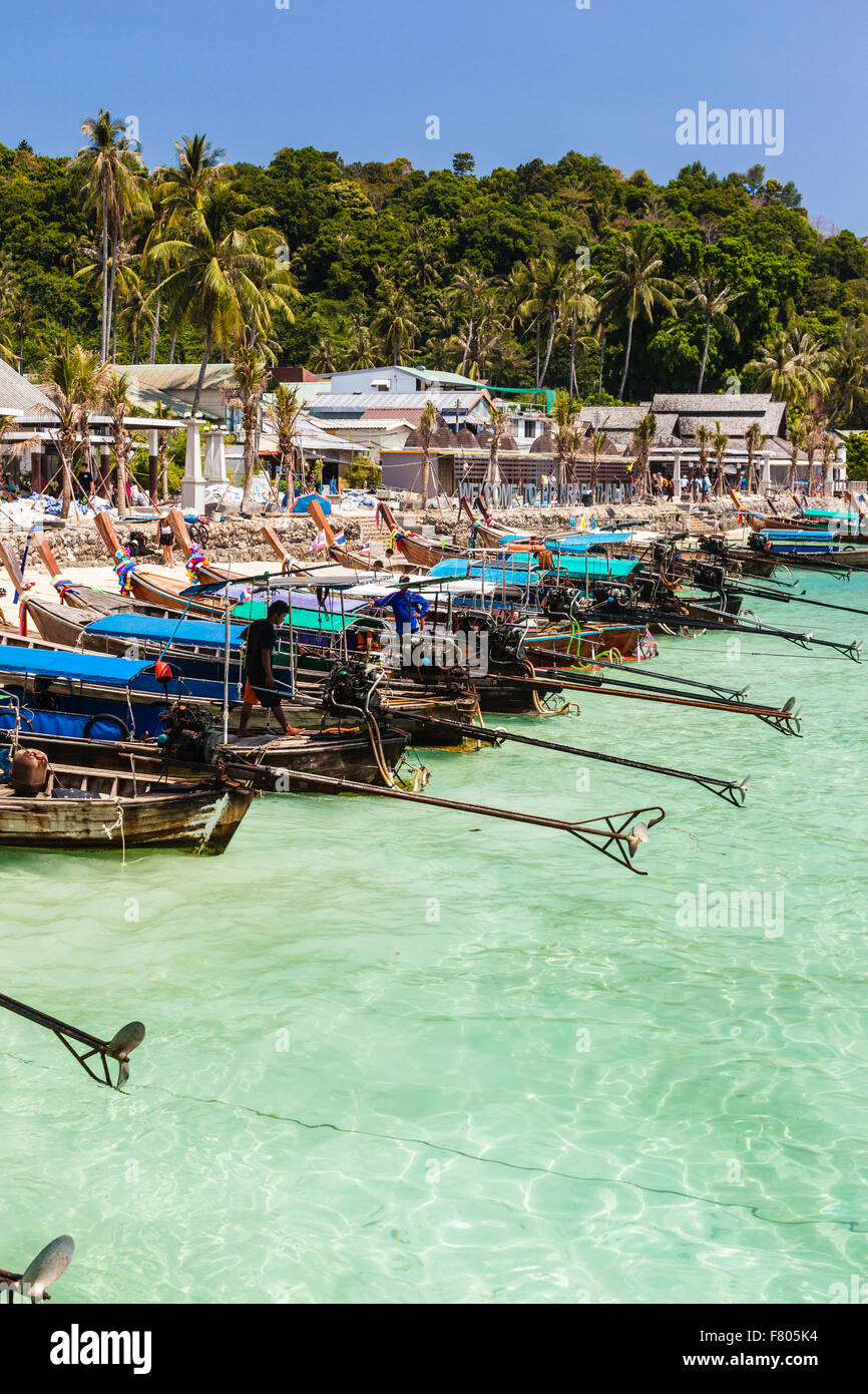 der wichtigste Pfeiler der thailändischen Tropeninsel namens Phi Phi, mit vielen bunten Longtail-Boote Stockfoto