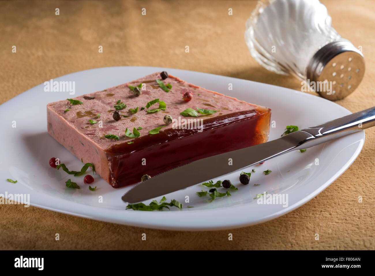 Leberpastete auf Platte aus Schwein und Reh Fleisch Stockfoto
