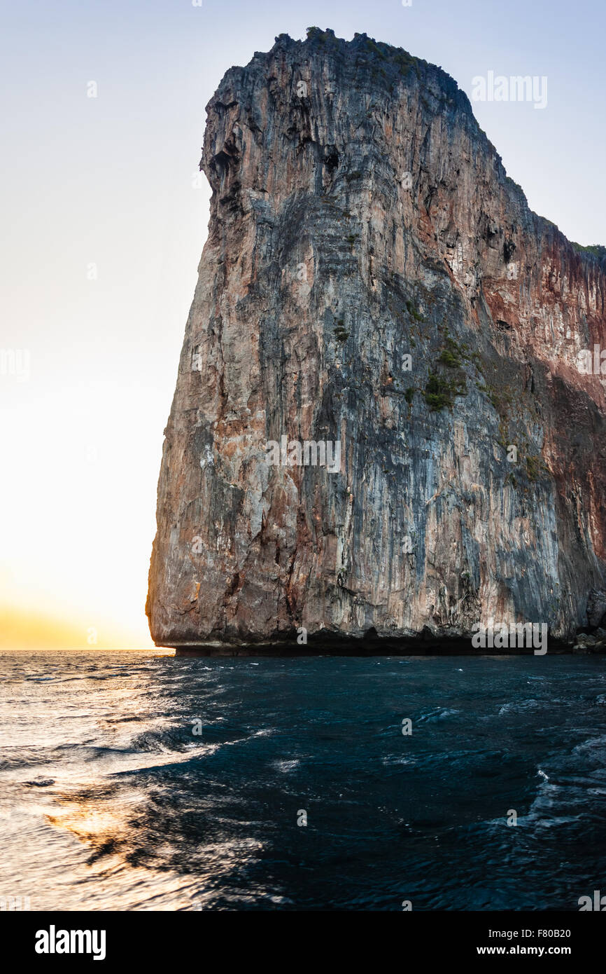 majestätische Felsformation in Phi Phi Insel in der Andamanensee, Thailand Stockfoto