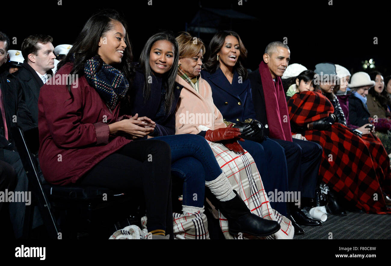 Washington, DC. 3. Dezember 2015. US-Präsident Barack Obama und (L-R) Töchtern Malia und Sasha, Schwiegermutter Marian Robinson und First Lady Michelle Obama schauen Sie während der nationalen Weihnachtsbaum Beleuchtungszeremonie auf der Ellipse südlich des weißen Hauses 3. Dezember 2015 in Washington, DC. Die Beleuchtung des Baumes ist eine jährliche Tradition durch den Präsidenten und die erste Familie besuchte. Bildnachweis: Olivier Douliery/Pool über CNP - NO WIRE SERVICE - © Dpa/Alamy Live-Nachrichten Stockfoto