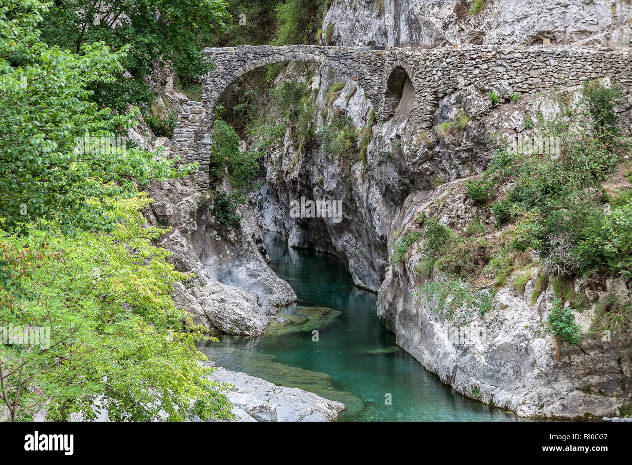 Die alte Brücke in Saorge. Saorge ist eine sehr schöne mittelalterliche Stadt in Alpes-Maritimes Abteilung im Südosten Frankreichs. Stockfoto