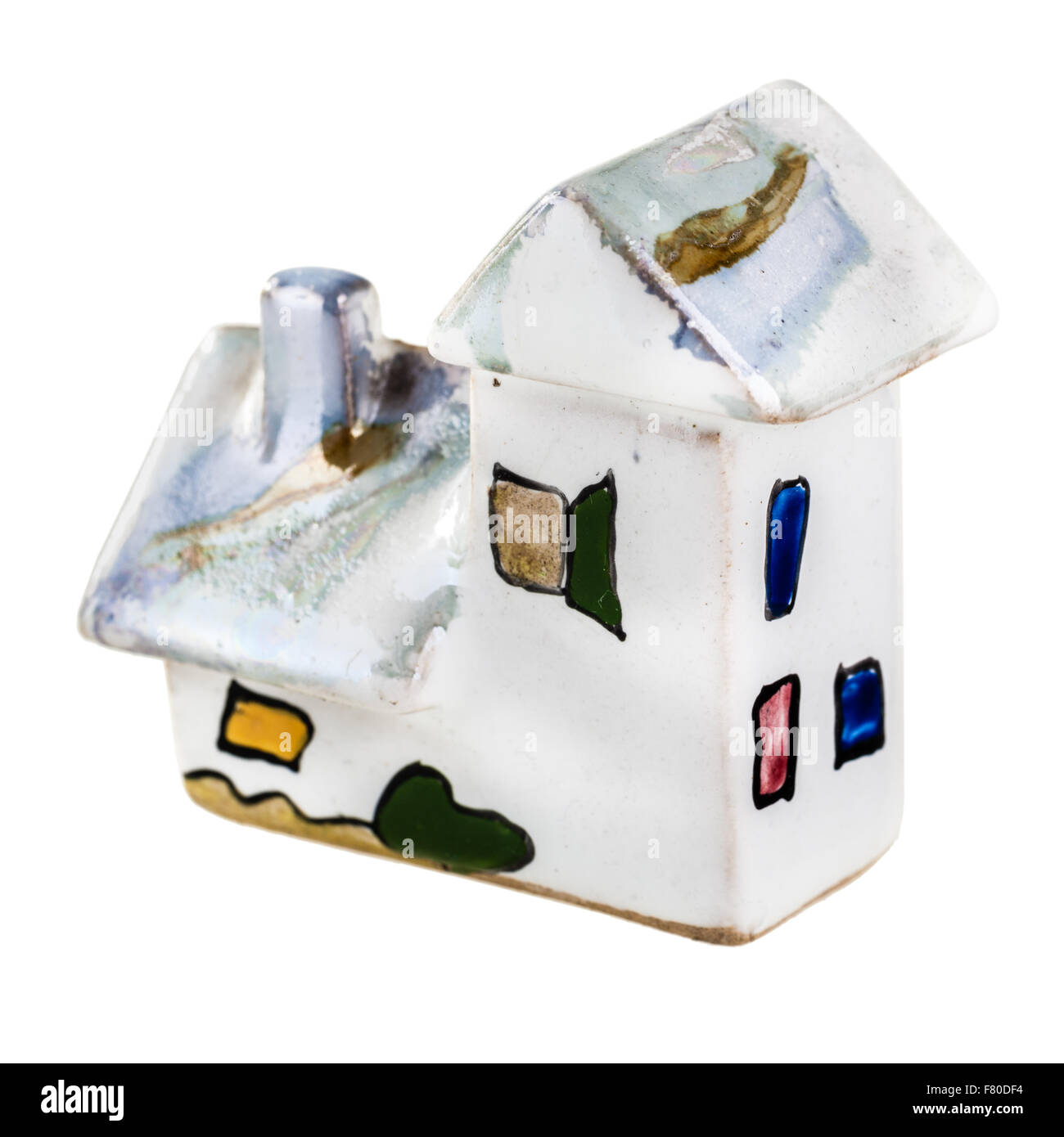 eine kleine Porzellan Haus Modell Christbaumkugel isoliert auf einem weißen Hintergrund Stockfoto