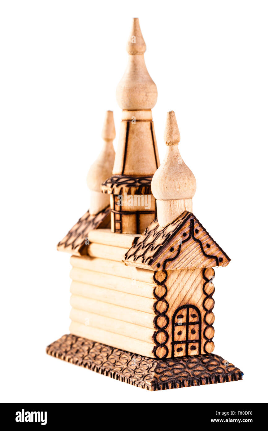 ein kleines russisches Holzhaus oder kirchlichen Modell namens Izba isoliert auf einem weißen Hintergrund Stockfoto