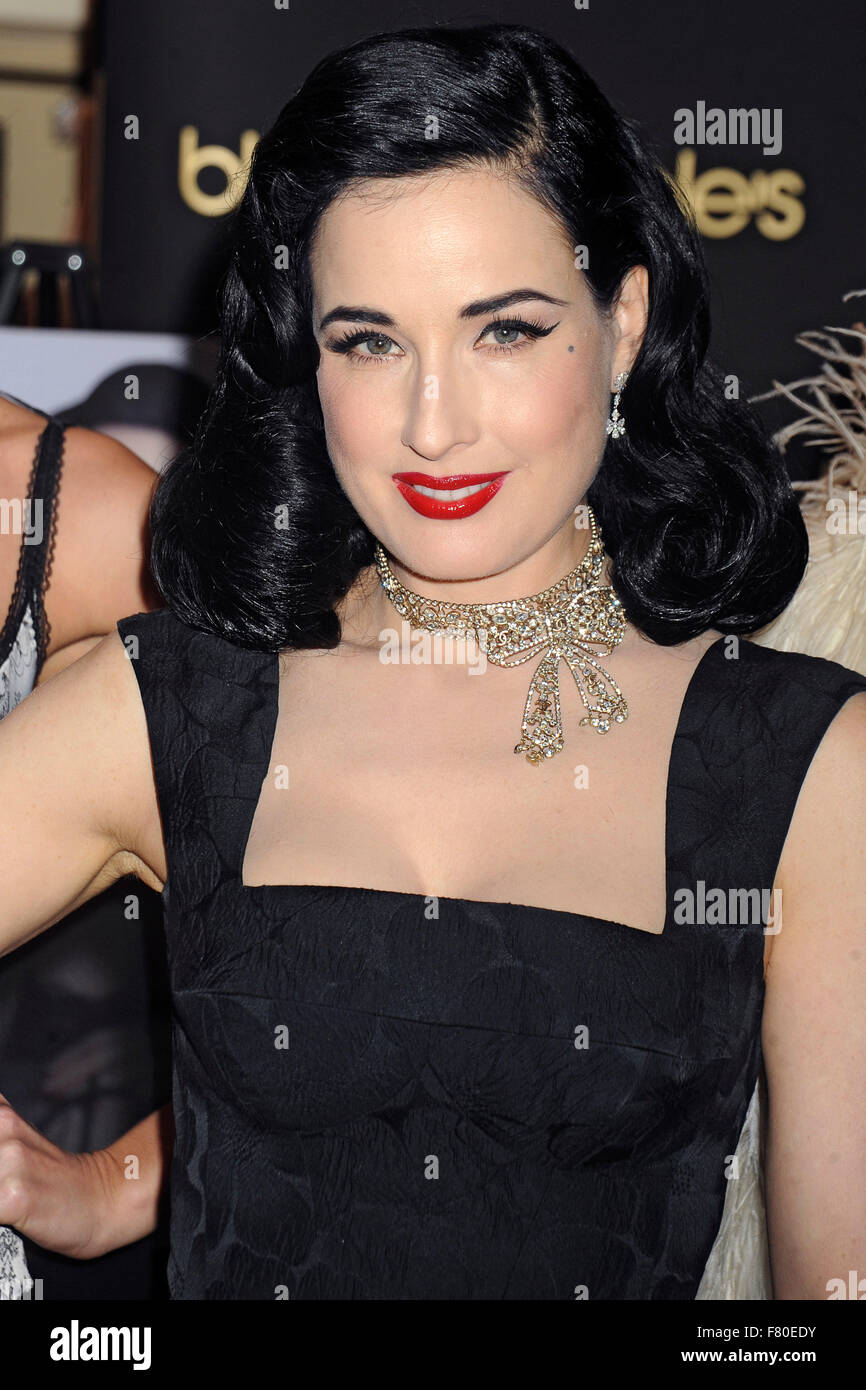 Dita Von Teese besucht die Bloomingdale 59th Street Store, Kopien von ihrem neuen Buch "Your Beauty-Marke" am 2. Dezember 2015 in New York City/Picture Alliance zu unterzeichnen Stockfoto