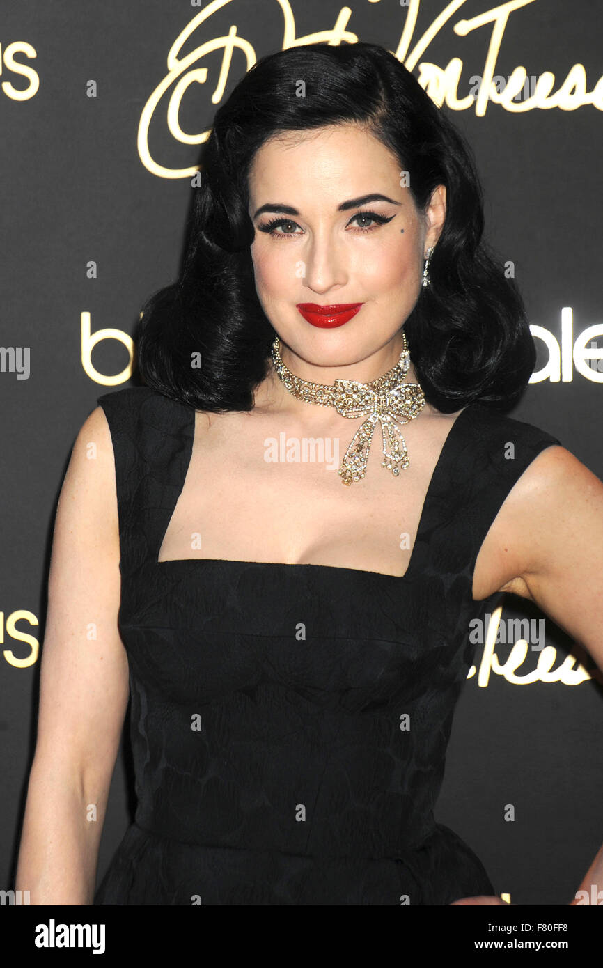 Dita Von Teese besucht die Bloomingdale 59th Street Store, Kopien von ihrem neuen Buch "Your Beauty-Marke" am 2. Dezember 2015 in New York City/Picture Alliance zu unterzeichnen Stockfoto