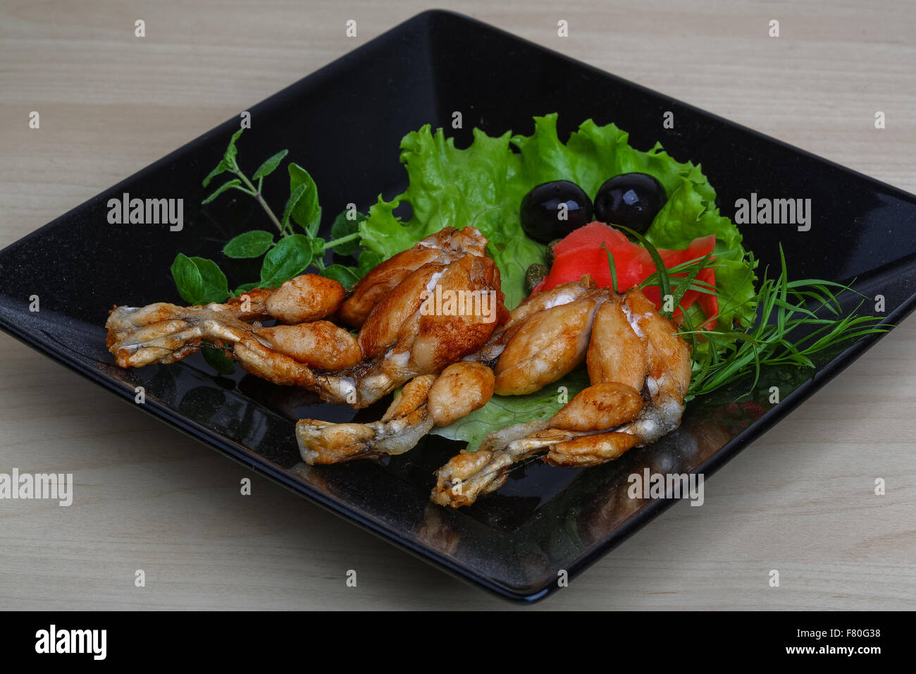 Gebratene Froschschenkel mit Kräutern und Gewürzen Stockfotografie - Alamy