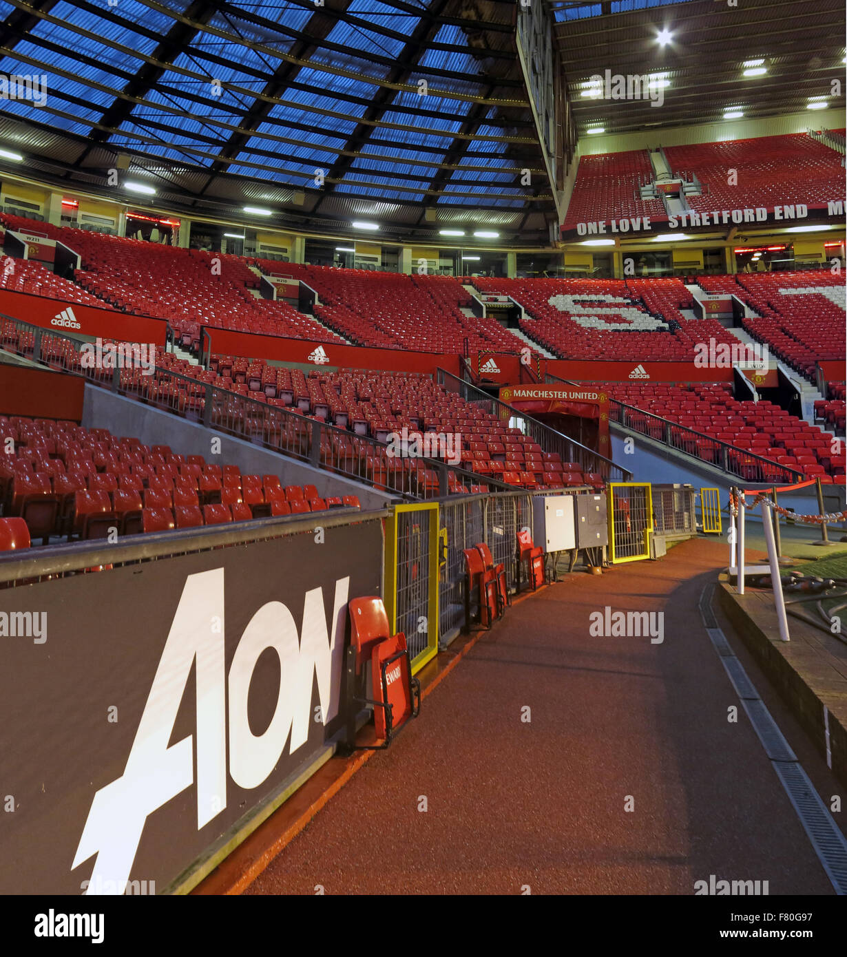 Old Trafford, sponsor AON und Stretford End, Manchester United, Manchester, England, UK Stockfoto