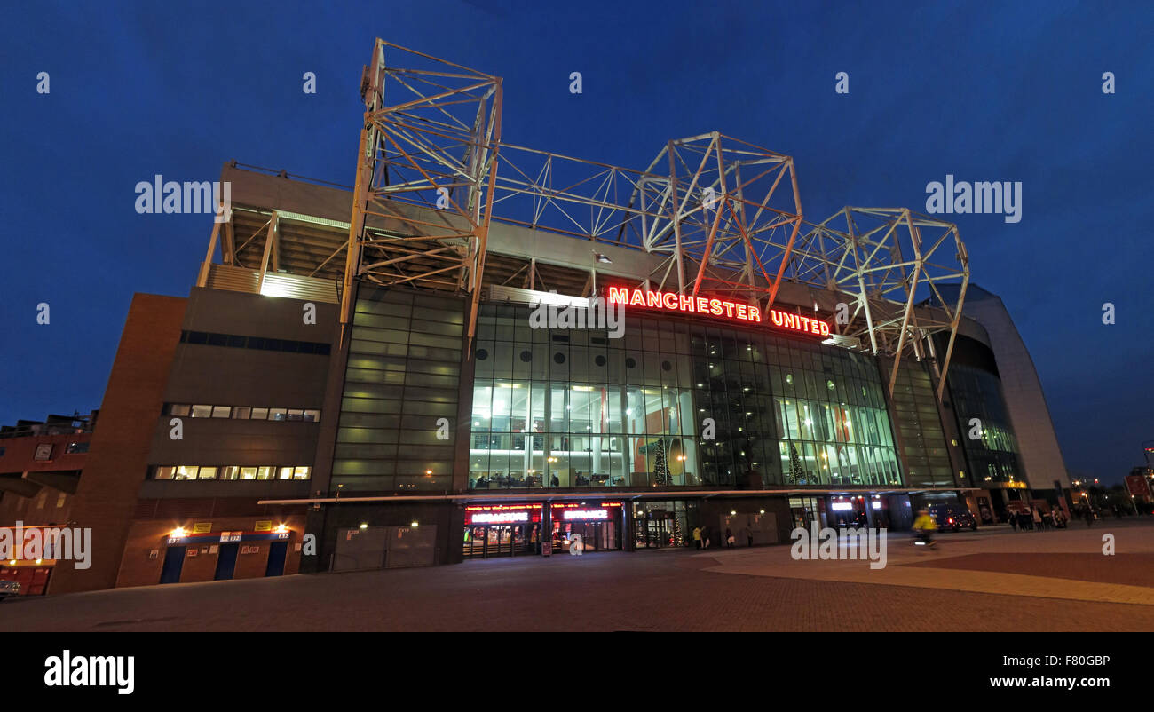 Old Trafford, Heimat des MUFC, Manchester United, bei Dämmerung, England, UK (East Stand) Stockfoto