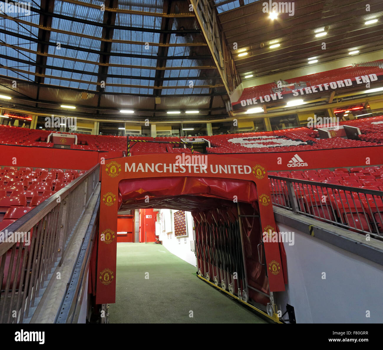Old Trafford, Manchester United, Spieler Tunnel und Stretford End Stockfoto