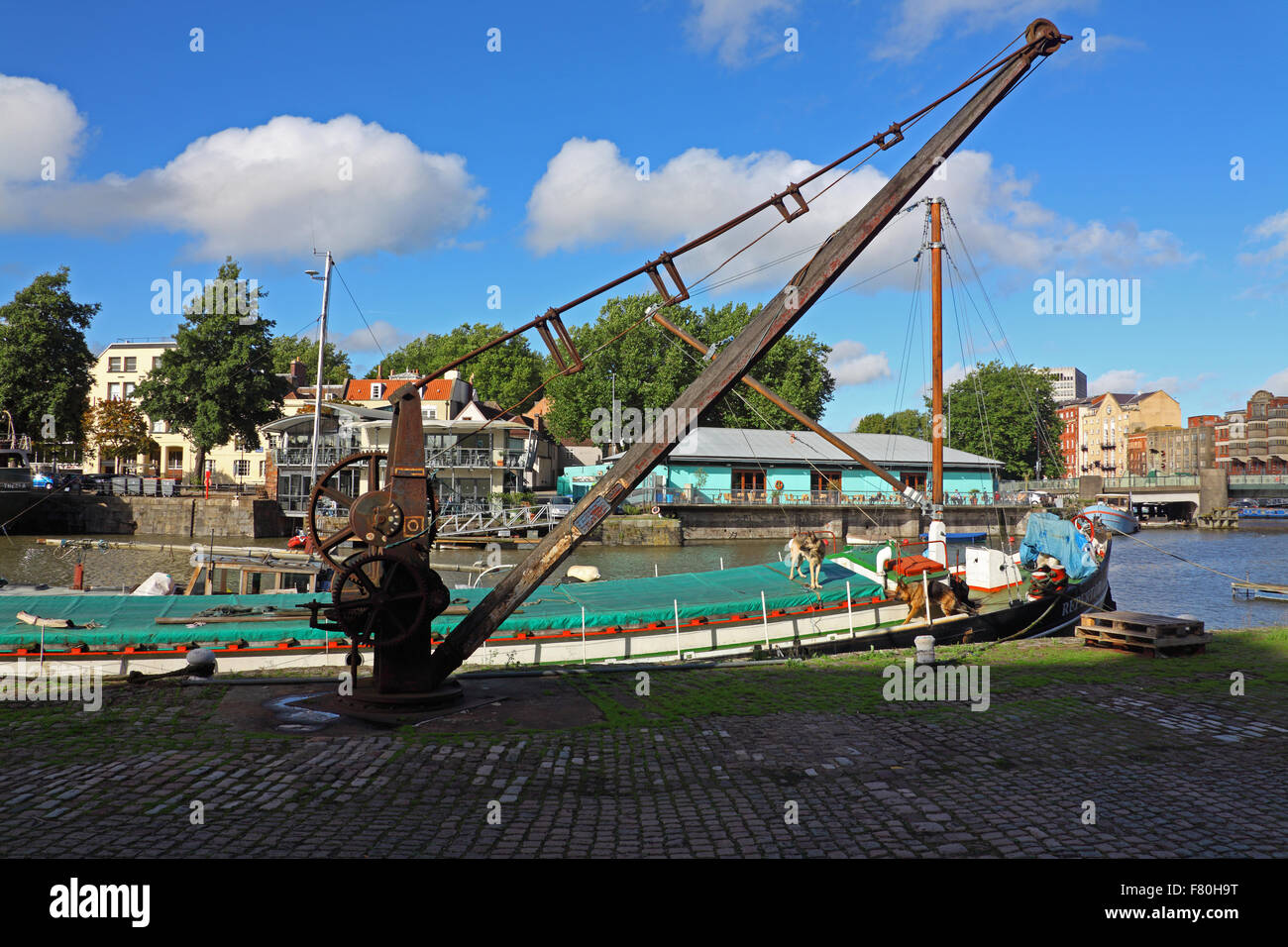 Eine sehr alte Wharf Seite Kran liegen im Leerlauf und suchen vernachlässigte Stockfoto