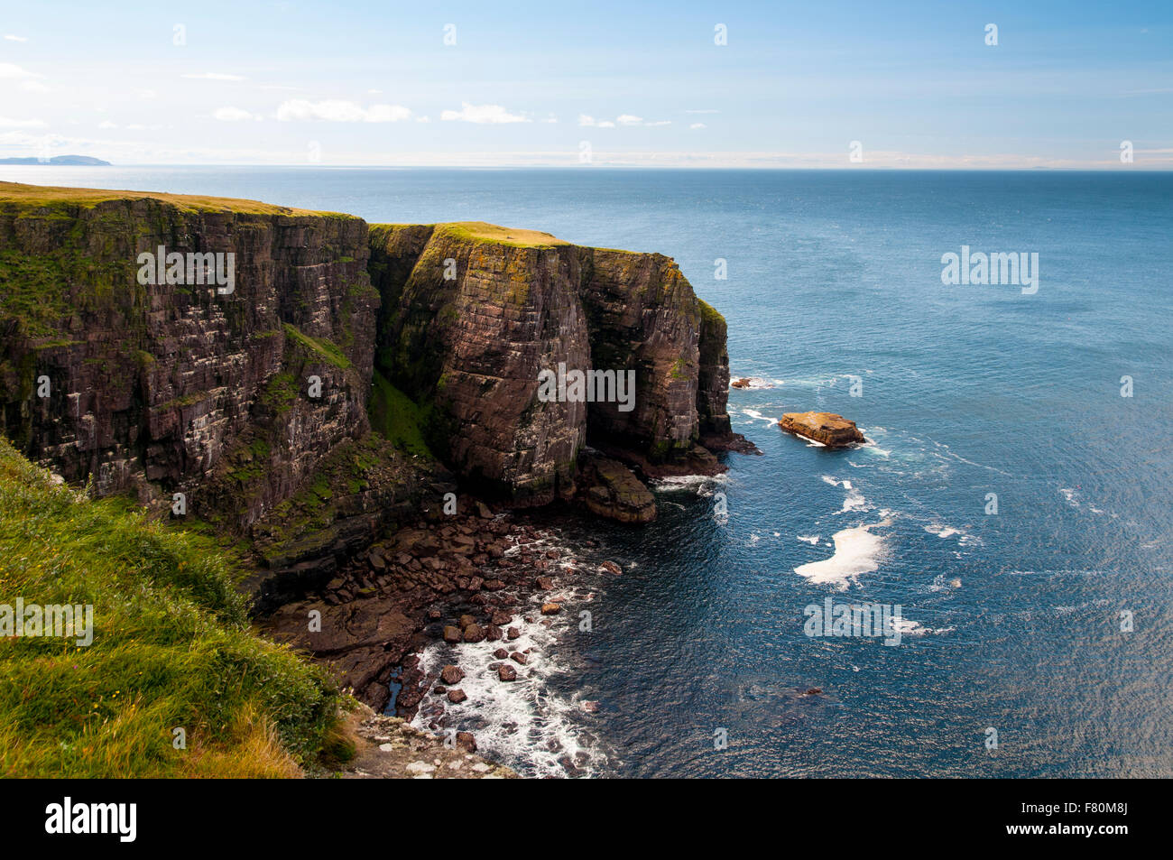 Ein Blick auf die Klippen im Nordwesten der Insel Handa, Sutherland, Schottland. August. Stockfoto