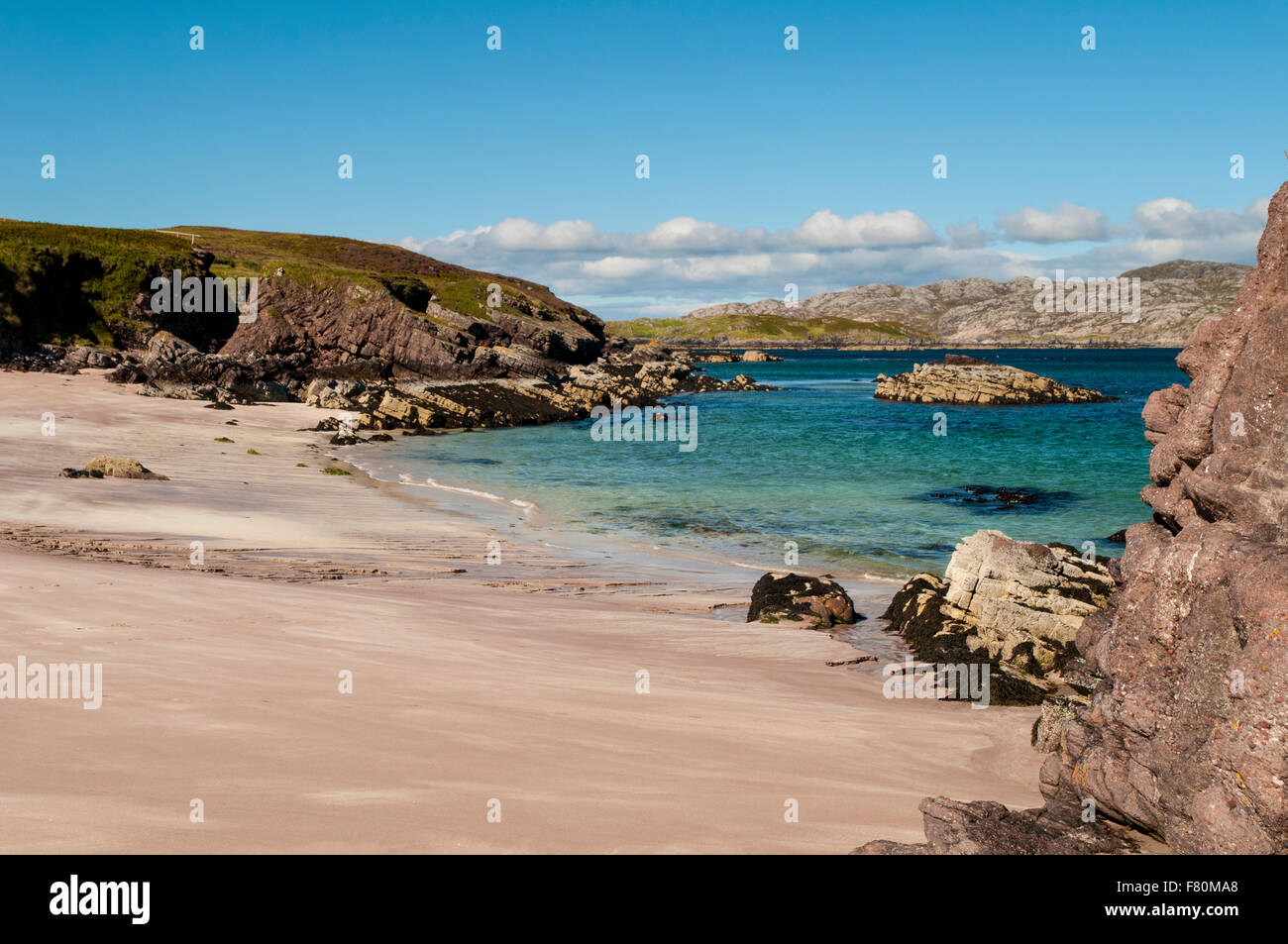 Ein kleiner Strand auf der Insel Handa, Blick auf den Sound von Handa, Sutherland, Schottland. August. Stockfoto