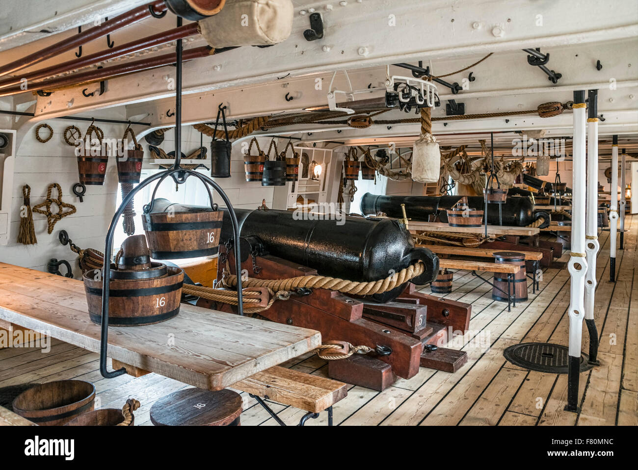 Unteres Waffendeck von HMS Warrior im Portsmouth Dockyard Museum, England, Großbritannien Stockfoto