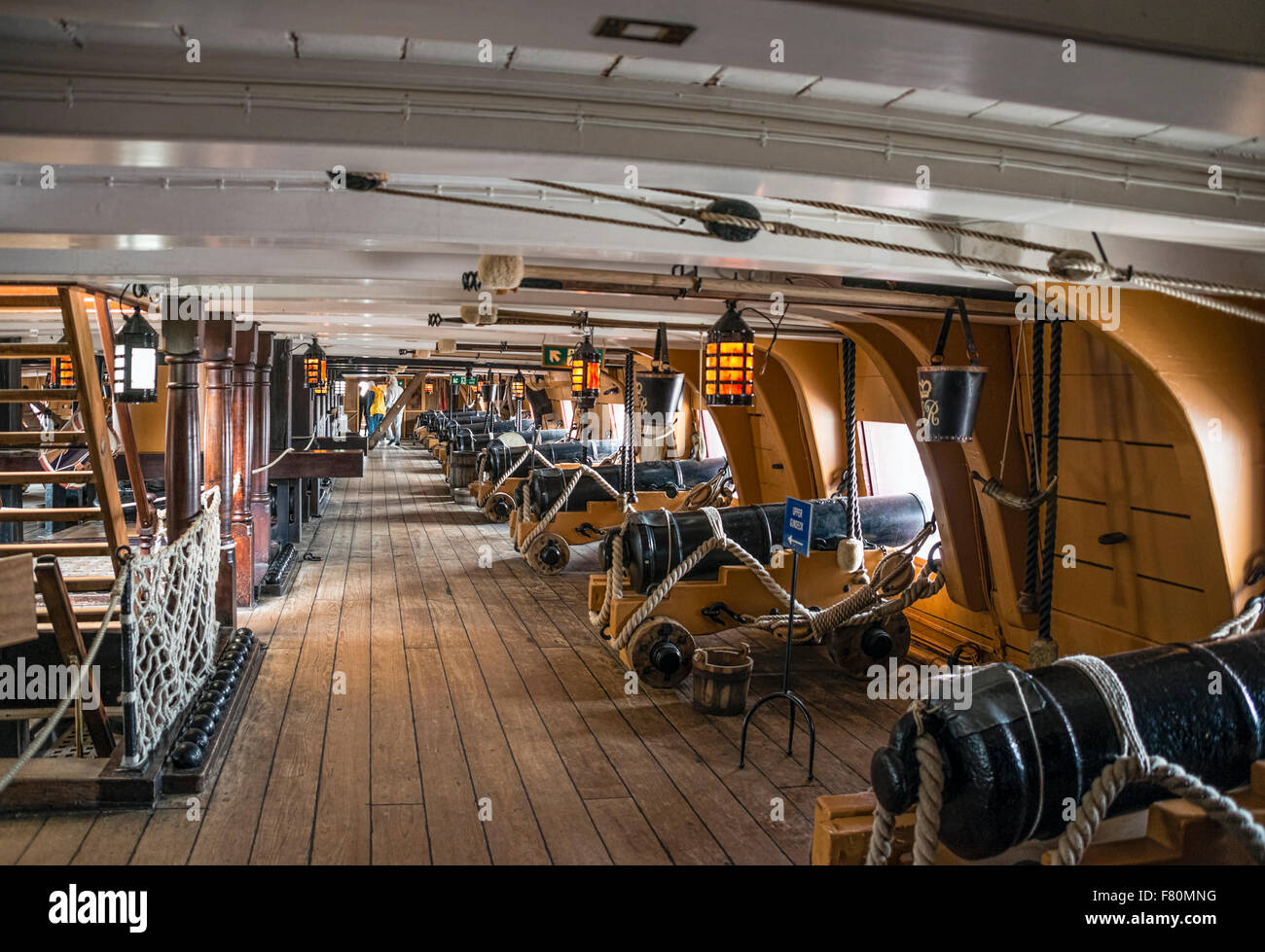 Unteres Waffendeck der HMS Victory im Portsmouth Dockyard Museum, Hampshire, England, Großbritannien Stockfoto