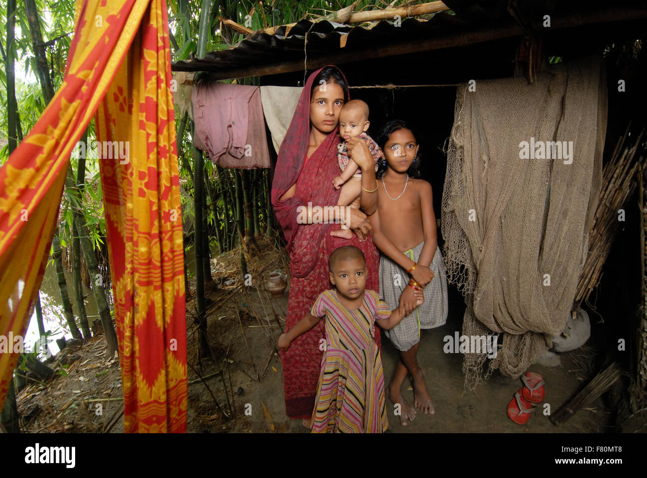 Besuch bei Flut betroffenen Norden Bangladesch mit Bangladesch Rothalbmond-Gesellschaft.  August 2007.  Chilmari. Unterkünfte an der Seite des Stockfoto