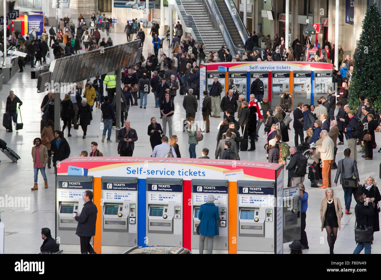 Waterloo-London, UK. 4. Dezember 2015. Britische Schiene Passagieren werden einen 1,1 % Anstieg der durchschnittlichen Preise ab Januar 2016 ist die kleinste jährliche Steigerungsrate in sechs Jahren Credit Gesicht: Amer Ghazzal/Alamy Live-Nachrichten Stockfoto