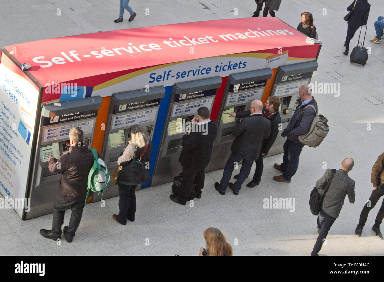 Waterloo-London, UK. 4. Dezember 2015. Britische Schiene Passagieren werden einen 1,1 % Anstieg der durchschnittlichen Preise ab Januar 2016 ist die kleinste jährliche Steigerungsrate in sechs Jahren Credit Gesicht: Amer Ghazzal/Alamy Live-Nachrichten Stockfoto