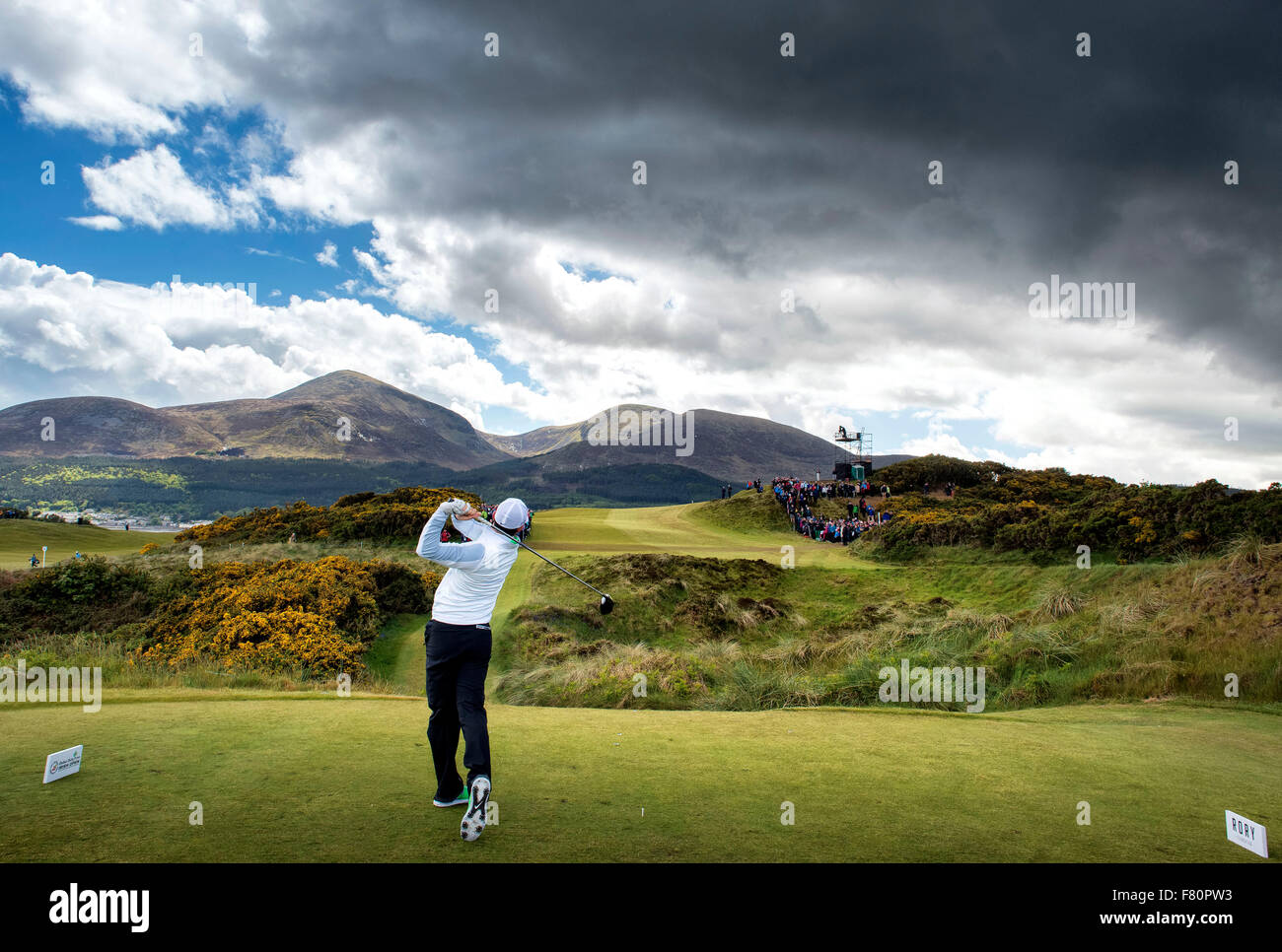 Rory McIlroy fährt vom 9. Abschlag am Royal County Down Golf Club Newcastle Mourne Mountains Mourne Northern Ireland Stockfoto