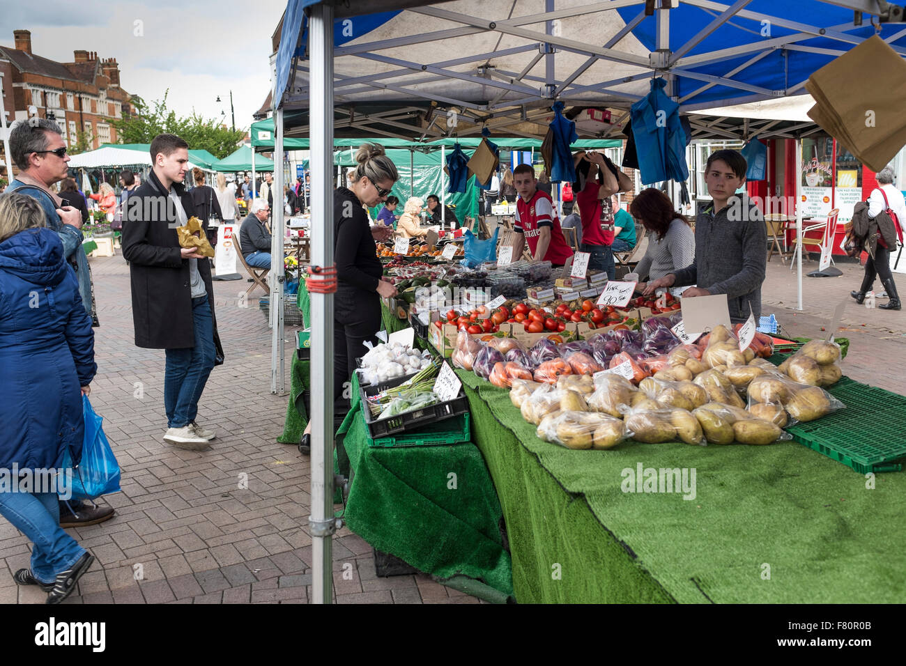 Outdoor-Markt entlang der High Street in Epsom, Surrey, UK Stockfoto