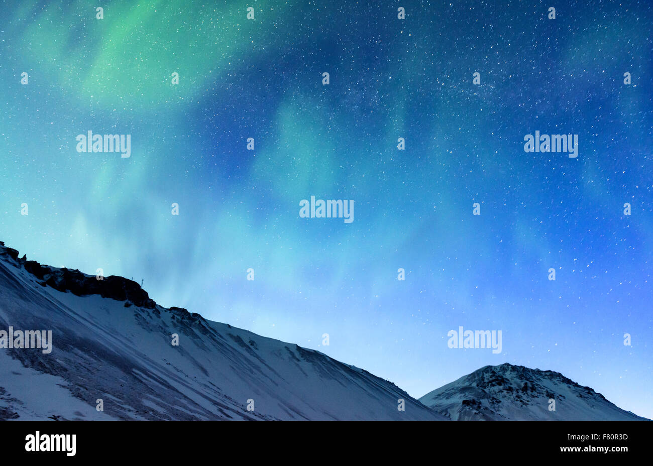 Herrliche Aussicht auf die Landschaft des nördlichen Licht und hohe Berge bedeckt mit Schnee, Naturgewalten, Aurora Borealis, Island Stockfoto