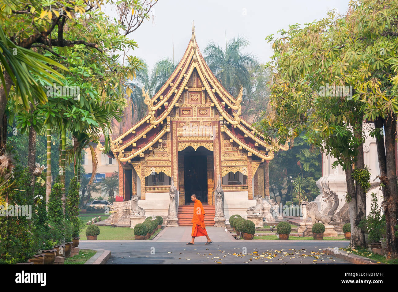 Ein junger Mönch Spaziergänge Vergangenheit wihan Lai Kham im Wat Phra Singh, Chiang Mai, Thailand Stockfoto