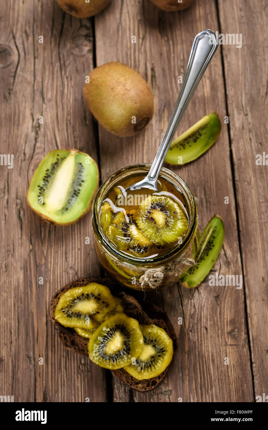 Kiwi Marmelade und Obst auf Holztisch Stockfoto