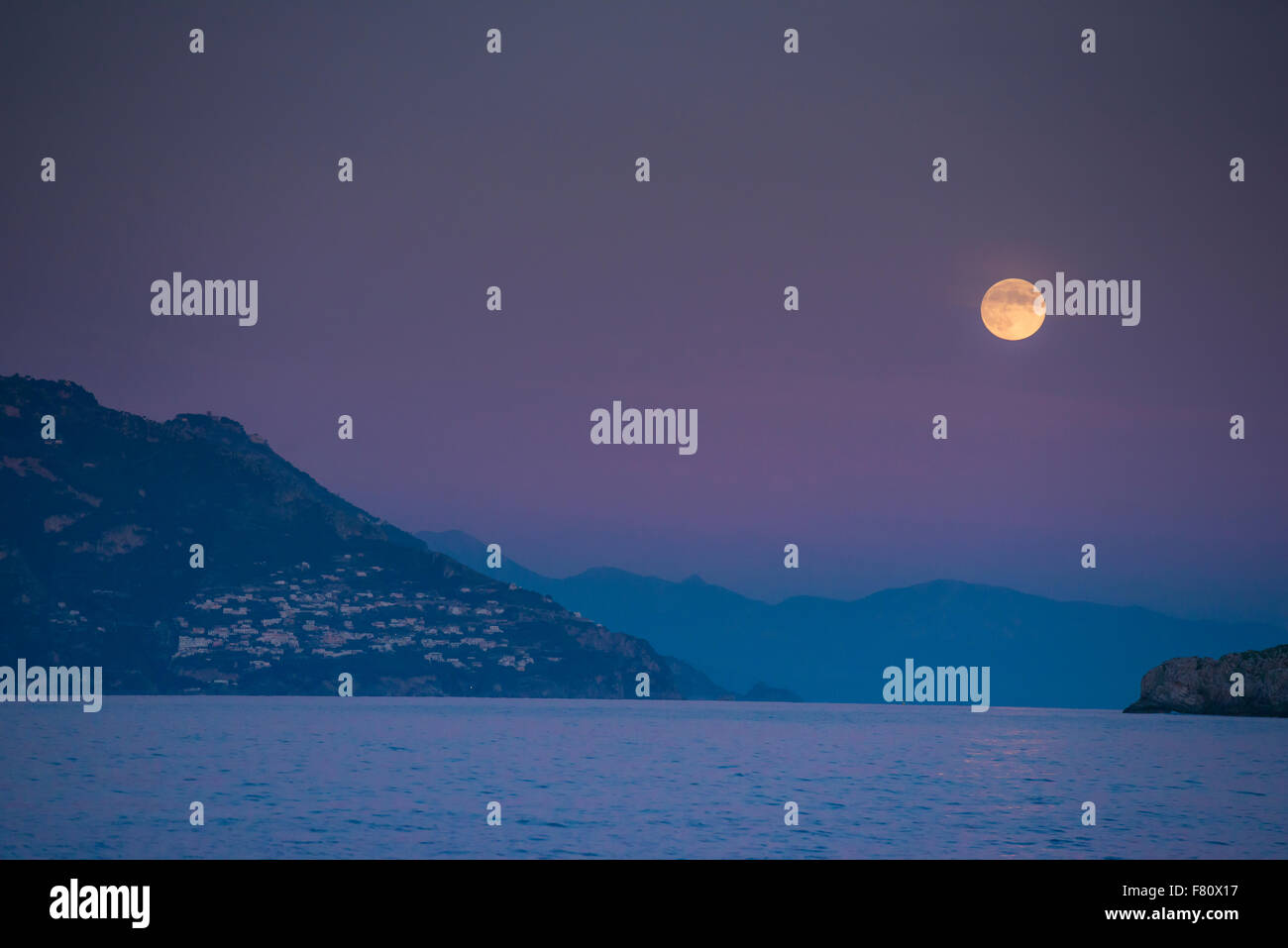 Mondaufgang über Amalfi-Küste. Italien, Golf von Salerno und Tyrrhenischen Meer Stockfoto