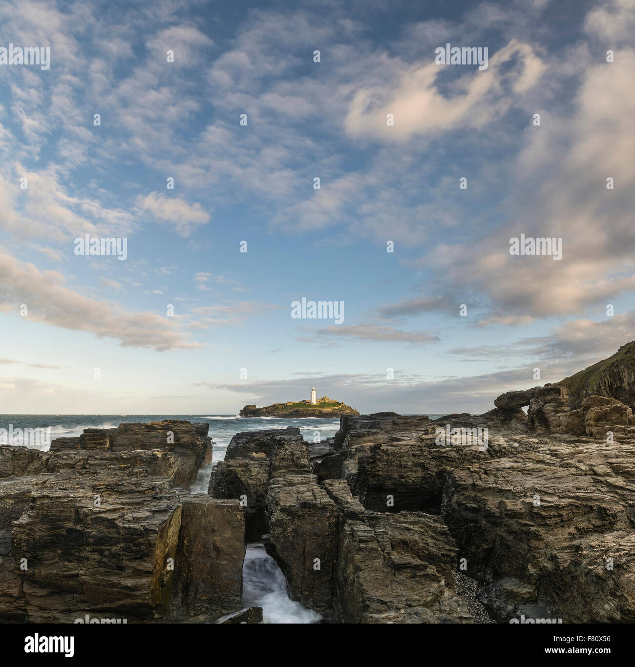 Atemberaubende Landschaft Sommer Sonnenaufgang über Godrevy Leuchtturm in Cornwall, Großbritannien Stockfoto