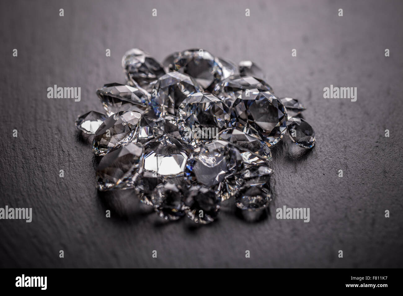 Haufen von Diamant auf schwarzem Hintergrund Stockfoto
