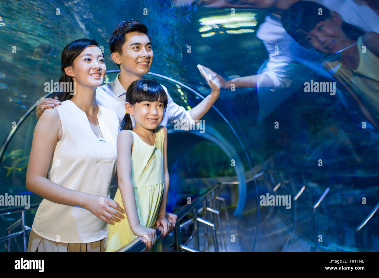 Junge Familie im aquarium Stockfoto