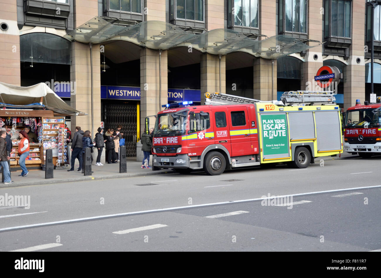 London, UK. 4. Dezember 2015. Westminster-u-Bahnstation war geschlossen und am späten Vormittag evakuiert und Mitte Tag durch einen Feueralarm. Züge weiterhin normalerweise auf der Circle und District Linien durch Reisen aber nicht an Westminster Kredit zu stoppen: PjrNews/Alamy Live News Stockfoto