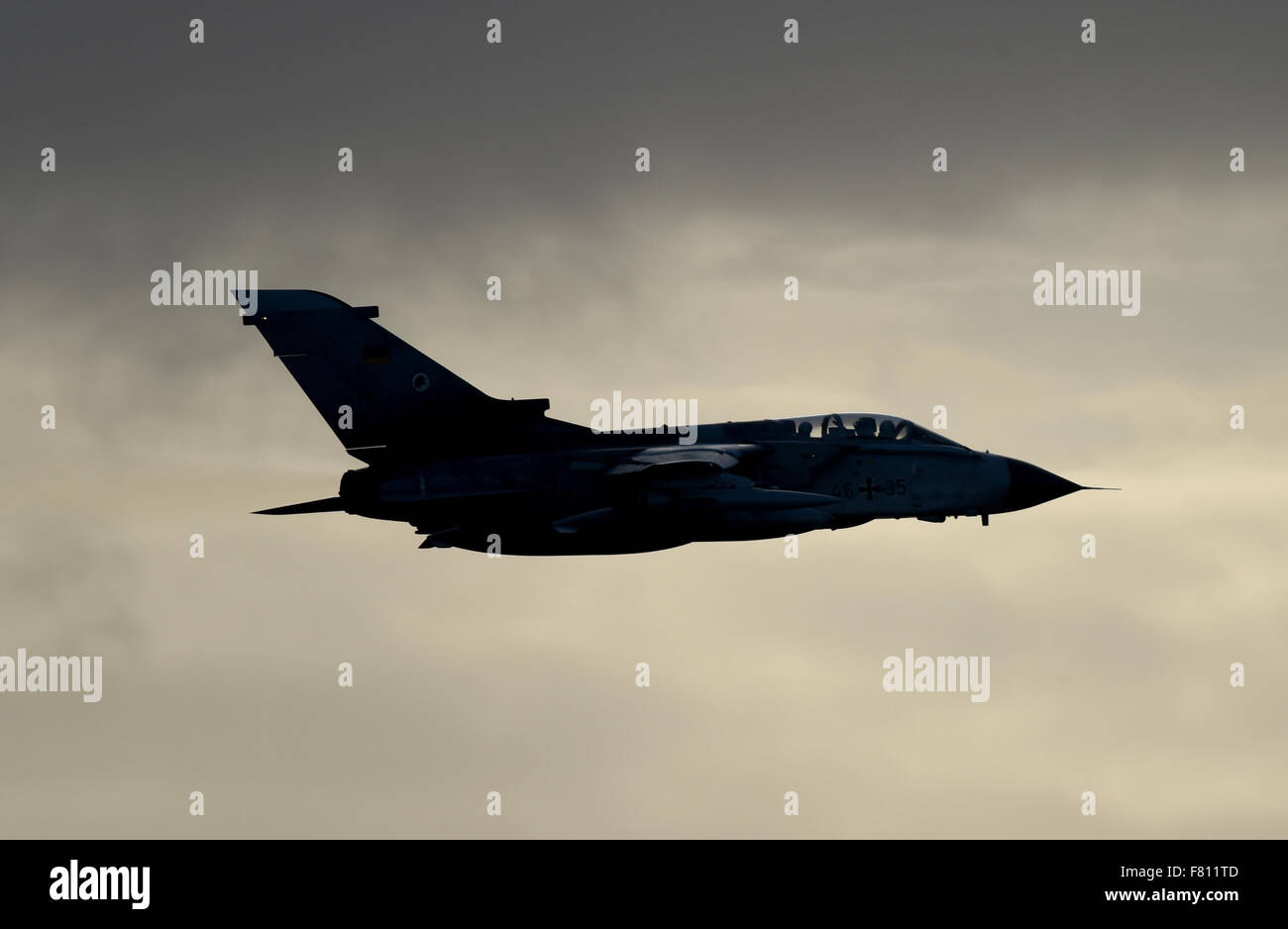 Jagel, Deutschland. 4. Dezember 2015. Ein "Tornado" Kampfflugzeug der 51. Tactical Air Force "Immelmann" von der deutschen Luftwaffe ist die Luft in Jagel, Deutschland, 4. Dezember 2015. Einige der Flugzeuge des Flügels wird nach Syrien im Kampf gegen die Terrororganisation islamischer Staat bereitgestellt werden. Foto: Carsten Rehder/Dpa/Alamy Live News Stockfoto