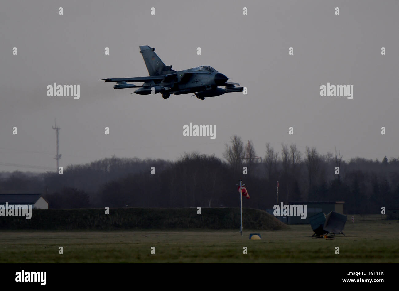 Jagel, Deutschland. 4. Dezember 2015. Ein "Tornado" Kampfflugzeug der 51. Tactical Air Force "Immelmann" von der deutschen Luftwaffe ist die Luft in Jagel, Deutschland, 4. Dezember 2015. Einige der Flugzeuge des Flügels wird nach Syrien im Kampf gegen die Terrororganisation islamischer Staat bereitgestellt werden. Foto: Carsten Rehder/Dpa/Alamy Live News Stockfoto