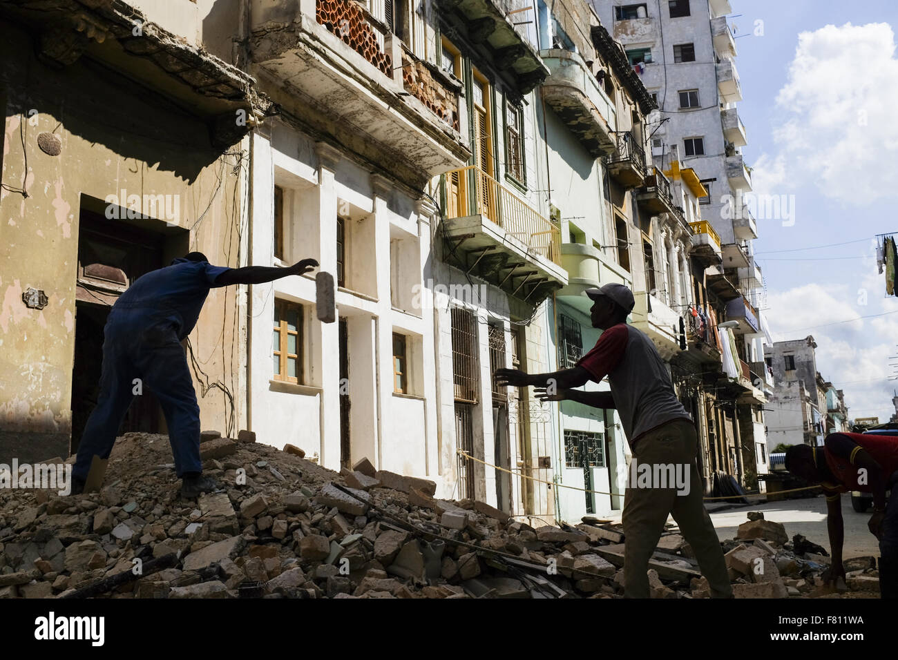 Havanna, Kuba. 29. Oktober 2015. Arbeiter entfernen Sie Schmutz von der Straße während der Renovierung eines Gebäudes in Havanna Kuba, 29. Oktober 2015. Bürger der Vereinigten Staaten mit besonderen Berechtigungen können Kuba zu besuchen. Kubanische Behörden verhandeln mit den USA auf Normalisierung Gespräche, Kuba in die USA zu öffnen. Foto Andre vergessen © Andre vergessen/ZUMA Draht/Alamy Live-Nachrichten Stockfoto