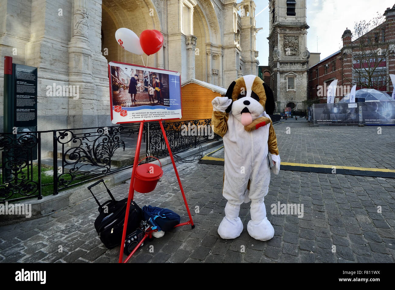 Brüssel, Belgien. 3. Dezember 2015. Vertreter der Heilsarmee in Brüssel sammelt Spenden während Weihnachtsmarkt Saison am 3. Dezember 2015 in Brüssel Credit: Skyfish/Alamy Live News Stockfoto