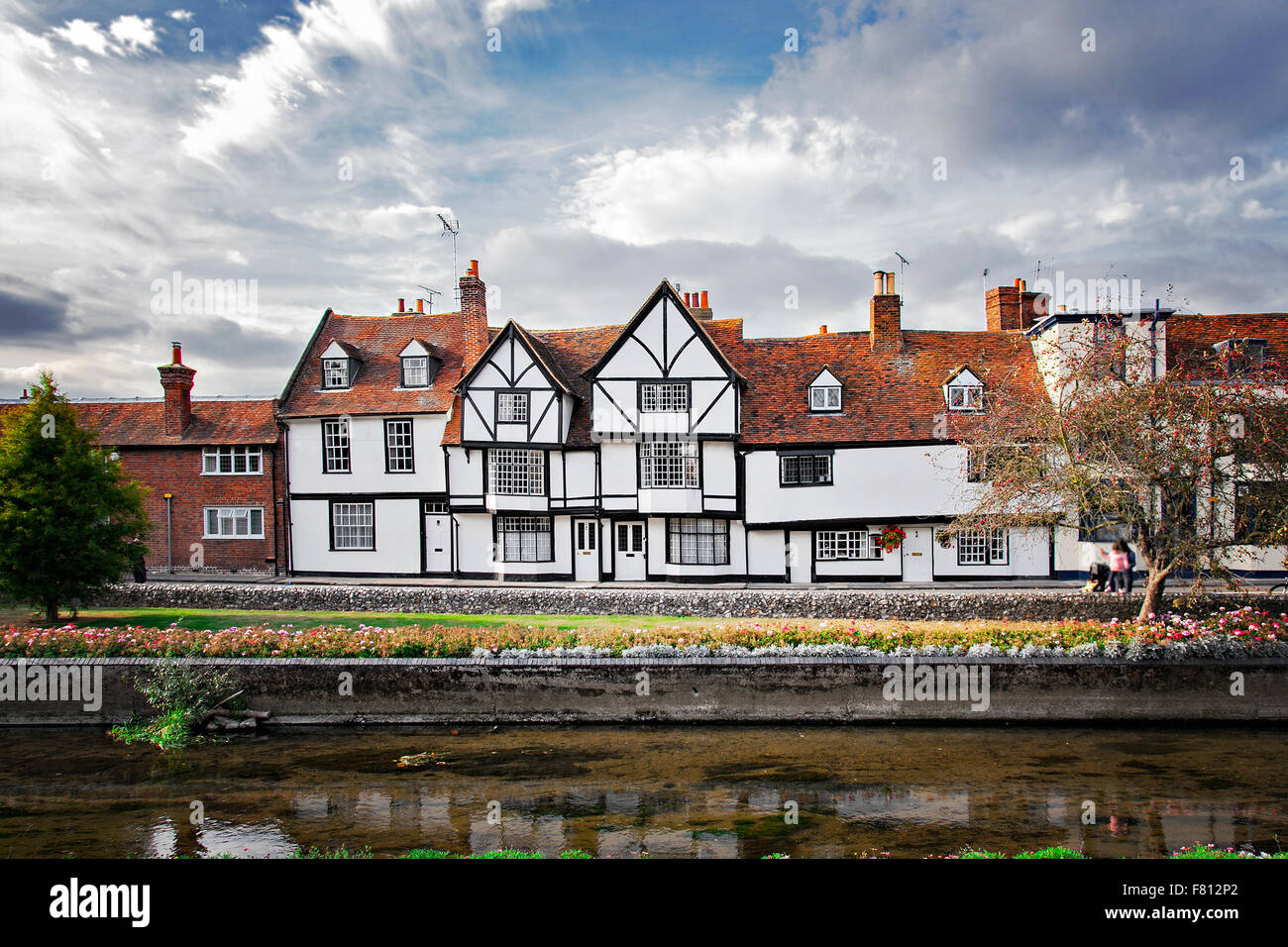 Bild von einem mittelalterlichen halbe Fachwerkhaus am Fluss. Canterbury, England. Stockfoto