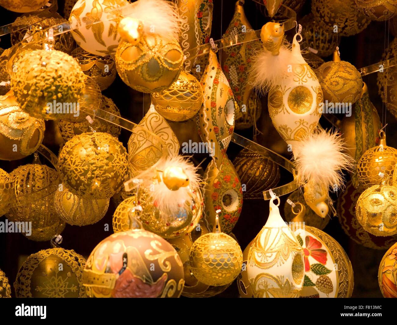Goldene Weihnachtskugel Stockfoto