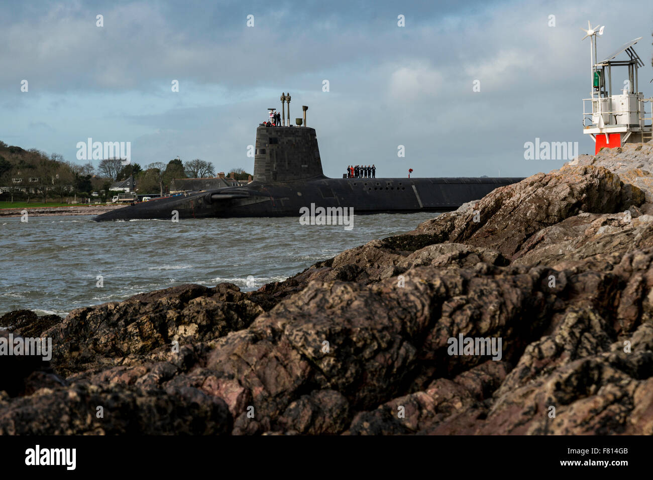 Plymouth, UK. 4. Dezember 2015. Royal Navy Trident nukleare u-Boot verlassen Devonport Dockyard in Plymouth UK heute Morgen nach einer drei und ein halbes Jahr Überholung kostet mehr als £ 3,5 Millionen Pfund. Bildnachweis: Jonathan Somers/Alamy Live-Nachrichten Stockfoto