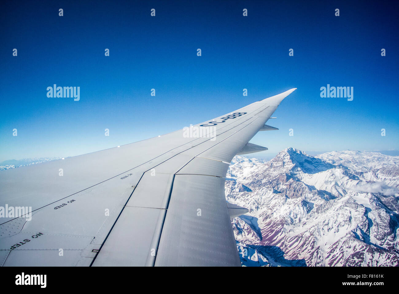 Anden (Cordillera de Los Andes) aus einem Flugzeugfenster, in der Nähe von Santiago de Chile betrachtet. Stockfoto