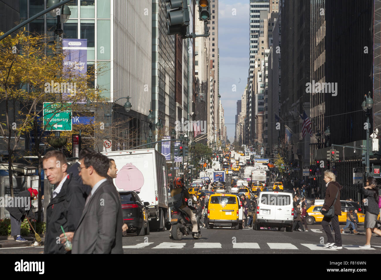 Blick nach Norden auf der Madison Avenue aus 42nd St. über die kontinuierliche tägliche Verkehrsfluss in New York City. Stockfoto