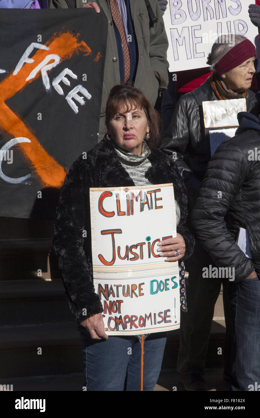 Aktivisten demonstrieren während der Paris-Klimaverhandlungen für etwas ernstes im Namen einer sauberen Umwelt erreicht werden Stockfoto
