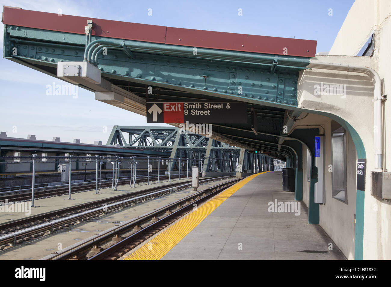 Leere Plattform bei der Smith / 9th St. F erhöhten u-Bahn Bahnhof in Brooklyn, New York. Stockfoto