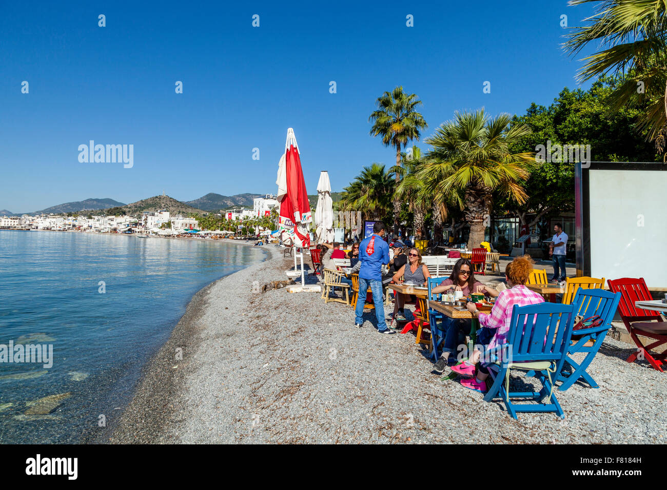 Touristen, Frühstück in einem Cafe/Restaurant am Strand, Bodrum, Provinz Mugla, Türkei Stockfoto