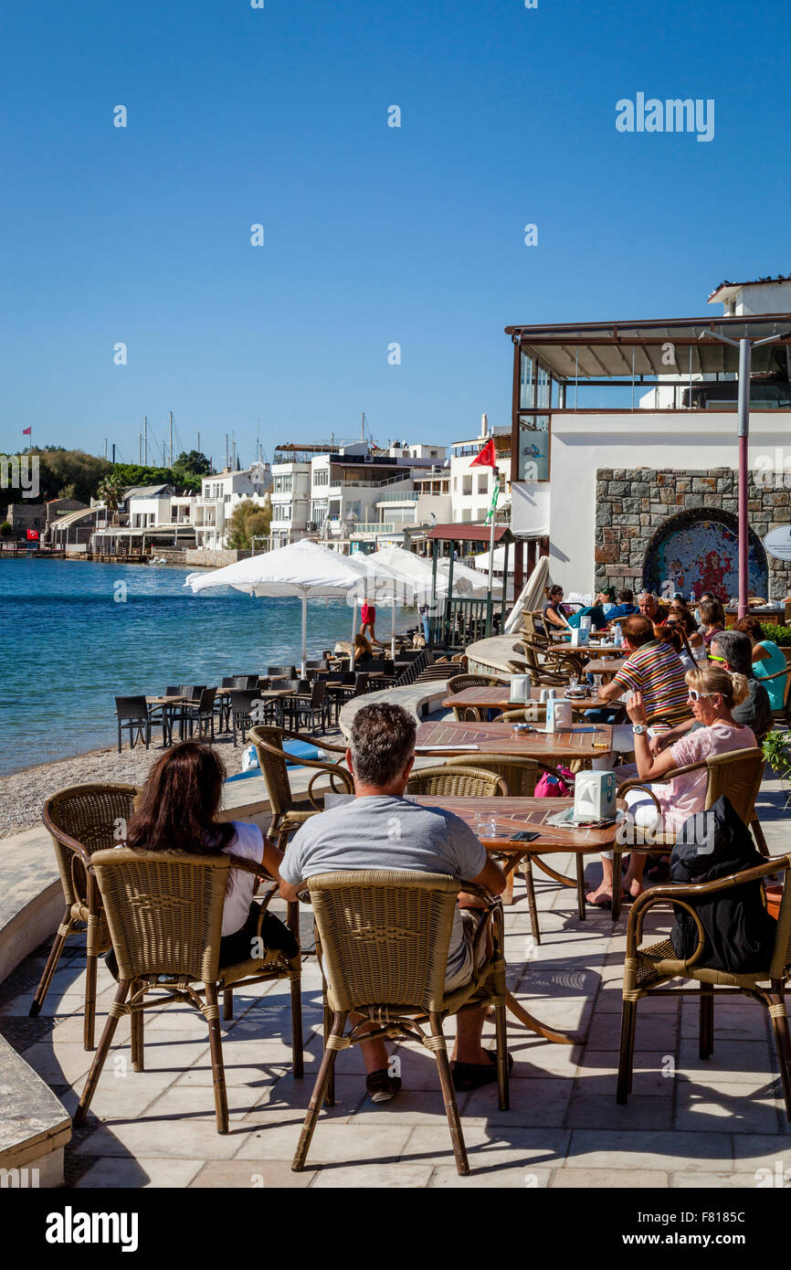 Touristen auf einen erholsamen Strand Cafe/Restaurant, Bodrum, Provinz Mugla, Türkei Stockfoto