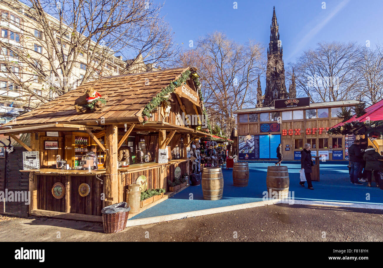 Edinburgh Weihnachtsmarkt 2015 mit Marktständen und Scott Monument hinten. Stockfoto
