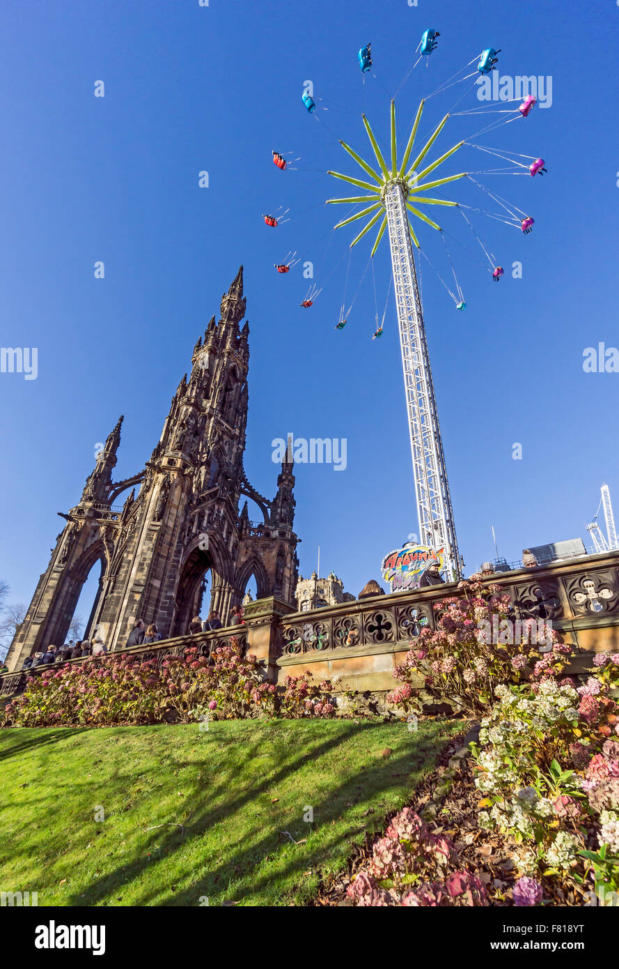 Edinburgh Marktstände Weihnachten 2015 mit Markt Star Flyer sowie Scott Monument und Blumen Stockfoto