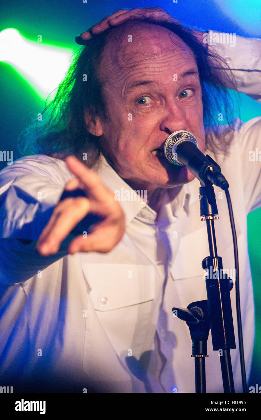 Southend, Vereinigtes Königreich, 14. November 2015. John Otway führt mit der "Big Band" bei Chinnerys, Southend. Stockfoto