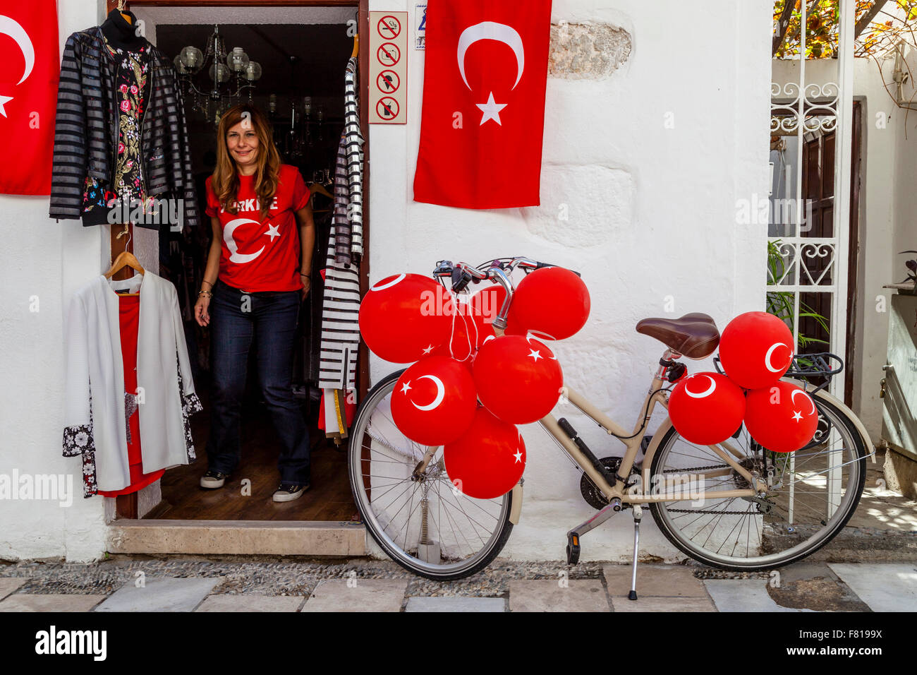 Ein Geschäft In Bodrum Altstadt zeigt stolz die türkische Fahne während des Laufs auf der Länder 2015 Wahlen, Bodrum, Türkei Stockfoto