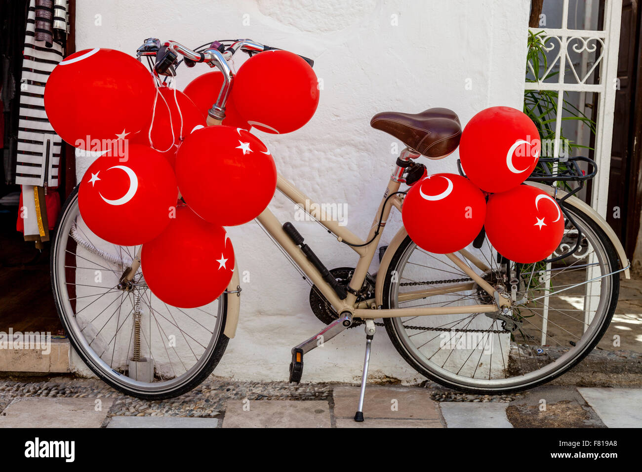 Ein Geschäft In Bodrum Altstadt zeigt stolz die türkische Flagge Währenddes laufen bis zu den Ländern 2015 Wahlen, Bodrum, Mugla Prov Stockfoto